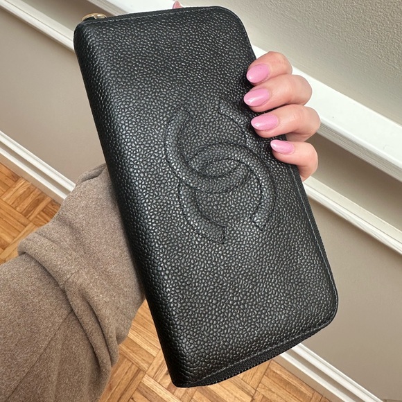 Authentic Chanel zippy wallet - Picture 1 of 17